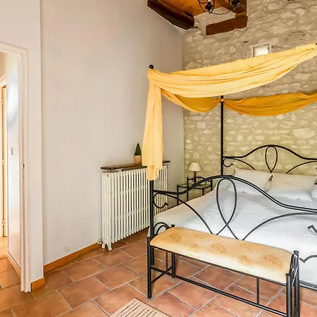 5 Bedroom Pet Friendly In Beauville (Lot-et-Garonne)